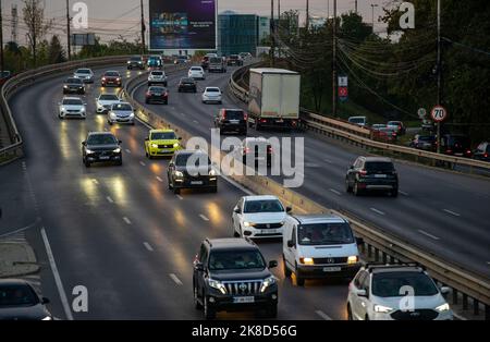 Bukarest, Rumänien - 07. Oktober 2022: Autos im Verkehr zur Hauptverkehrszeit auf der Nationalstraße Nr. 1 1 am Eingang nach Bukarest von Ploiesti. Stockfoto