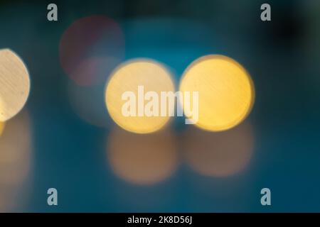 Bukarest, Rumänien - 07. Oktober 2022: Ampeln wurden unscharf fotografiert, um das Bokeh eines alten Canon EF 70-200mm f/2,8L USM non hervorzuheben Stockfoto