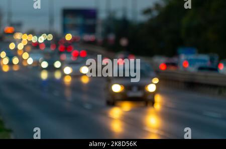 Bukarest, Rumänien - 07. Oktober 2022: Ampeln wurden unscharf fotografiert, um das Bokeh eines alten Canon EF 70-200mm f/2,8L USM non hervorzuheben Stockfoto