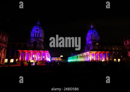 London, Großbritannien. 22.. Oktober 2022. Das Old Naval College wird in einer farbenfrohen Lichtshow beleuchtet, um Diwali mit einer begleitenden Klangkunstinstallation zu feiern, die vom Musiker und Komponisten BISHI auf das Queen's House projiziert wurde. Diwali symbolisiert den Triumph des Guten über das Böse und das Licht über die Dunkelheit und wird im Laufe von fünf Tagen von Hindus, Jains, Sikhs und Newar Buddhisten auf der ganzen Welt gefeiert. Kredit: Elfte Stunde Fotografie/Alamy Live Nachrichten Stockfoto