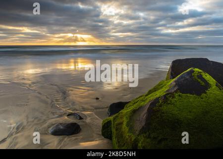 Sonnenuntergang am Strand in Carlsbad, Kalifornien. Stockfoto