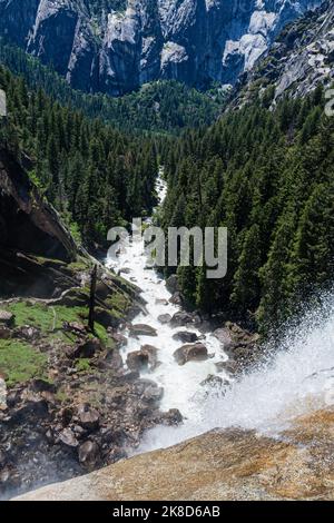 Der Blick in Richtung Yosemite Valley im Mai von Vernal Falls im Yosemite National Park. Stockfoto