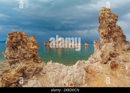 Die Tuffsteinformationen am Mono Lake mit stürmischer Himmelskulisse. Stockfoto