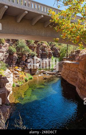 Eine Brücke über Oak Creek im Slide Rock State Park in der Nähe von Sedona, Arizona. Stockfoto