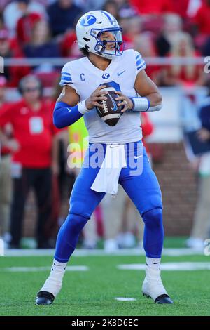 Lynchburg, Virginia, USA. 22. Oktober 2022. Brigham Young Cougars Quarterback Jaren Hall (3) spielt den Ball während des NCAA-Fußballspiels zwischen den Brigham Young Cougars und den Liberty Flames im Williams Stadium in Lynchburg, Virginia. Greg Atkins/CSM/Alamy Live News Stockfoto