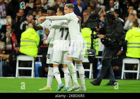 Madrid, Spanien. 20. Oktober 2022. Real Madrid Spieler feiern am 22. Oktober 2022 während des La Liga Match Day 11 zwischen Real Madrid C.F. und Sevilla C.F. im Santiago Bernabeu Stadion in Madrid, Spanien. (Foto von Edward F. Peters/Sipa USA) Quelle: SIPA USA/Alamy Live News Stockfoto