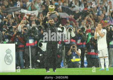 Madrid, Spanien. 20. Oktober 2022. Karim Benzema mit seinem Balon D'or während des La Liga Match Day 11 zwischen Real Madrid C.F. und Sevilla C.F. am 22. Oktober 2022 im Santiago Bernabeu Stadion in Madrid, Spanien (Foto von Edward F. Peters/Sipa USA) Credit: SIPA USA/Alamy Live News Stockfoto