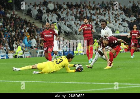 Madrid, Spanien. 20. Oktober 2022. Sevilla´s Bono in Aktion während des La Liga Match Day 11 zwischen Real Madrid C.F. und Sevilla C.F. im Santiago Bernabeu Stadion in Madrid, Spanien, am 22. Oktober 2022 (Foto von Edward F. Peters/Sipa USA) Credit: SIPA USA/Alamy Live News Stockfoto