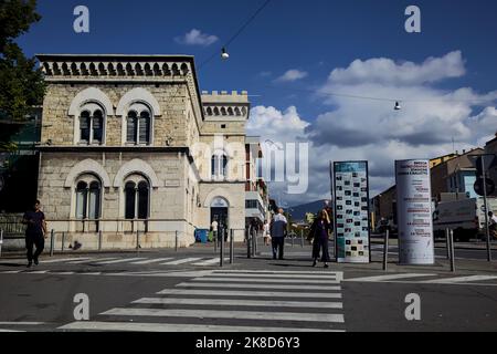 Straße mit Geschäften und Restaurant an einem sonnigen Tag in Brescia Stockfoto