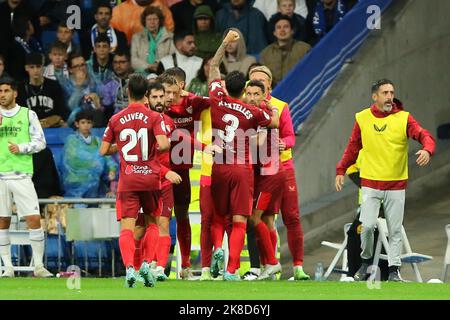 Madrid, Spanien. 20. Oktober 2022. Sevilllas Spieler feiern am 22. Oktober 2022 während des La Liga Match Day 11 zwischen Real Madrid C.F. und Sevilla C.F. im Santiago Bernabeu Stadion in Madrid, Spanien (Foto von Edward F. Peters/Sipa USA) Credit: SIPA USA/Alamy Live News Stockfoto