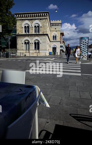 Straße mit Geschäften und Restaurant an einem sonnigen Tag in Brescia Stockfoto