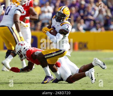 Baton Rouge, USA. 22. Oktober 2022. Der LSU-Tigers-Breitempfänger Kaysschon BOUTTE (7) versucht am Samstag, den 22. Oktober 2022, bei einem College-Fußballspiel im Tiger Stadium in Baton Rouge, Louisiana, einen Zug auf einen Ole Miss Verteidiger zu machen. (Foto von Peter G. Forest/Sipa USA) Quelle: SIPA USA/Alamy Live News Stockfoto