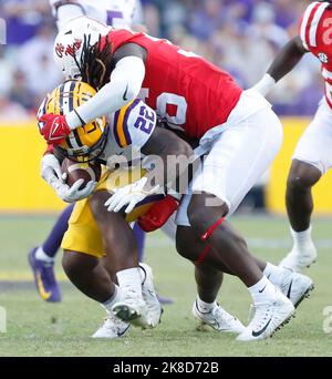 Baton Rouge, USA. 22. Oktober 2022. Ole Miss Linebacker Ashanti Cistrunck (36) tagt LSU Tigers, die Armoni Goodwin (22) während eines College-Fußballspiels im Tiger Stadium in Baton Rouge, Louisiana, am Samstag, den 22. Oktober 2022 zurücklaufen. (Foto von Peter G. Forest/Sipa USA) Quelle: SIPA USA/Alamy Live News Stockfoto