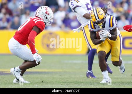 Baton Rouge, USA. 22. Oktober 2022. LSU Tigers running back Armoni Goowin (22) versucht, während eines College-Fußballspiels im Tiger Stadium in Baton Rouge, Louisiana, am Samstag, den 22. Oktober 2022, an Ole Miss Rebels Sicherheit Tysheem Johnson (0) vorbeizu laufen. (Foto von Peter G. Forest/Sipa USA) Quelle: SIPA USA/Alamy Live News Stockfoto