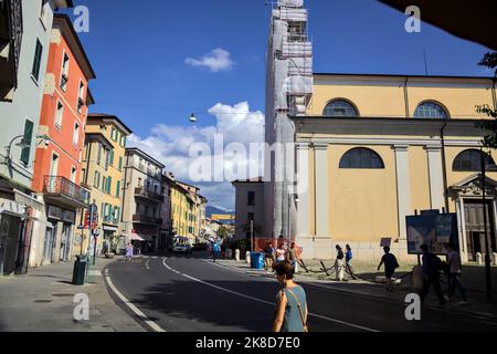 Straße mit Geschäften und Restaurant an einem sonnigen Tag in Brescia Stockfoto