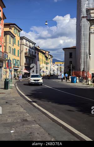 Straße mit Geschäften und Restaurant an einem sonnigen Tag in Brescia Stockfoto