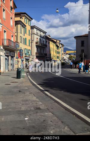 Straße mit Geschäften und Restaurant an einem sonnigen Tag in Brescia Stockfoto