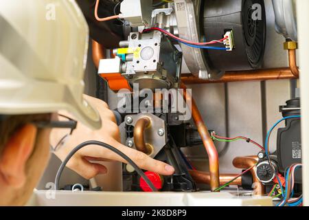 Techniker Wartung oder Reparatur eines Gaskessels, Einrichtung und Wartung. Gaskessel zum Heizen Stockfoto