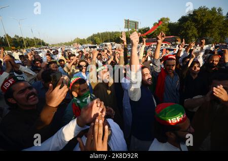 Anhänger der Partei des ehemaligen Premierministers Imran Khan singen Slogans, während sie eine Straße auf der mautpflichtigen autobahn in Peshawar blockieren, als Protest gegen die Entscheidung der Wahlkommission, ihren Führer Khan in Peshawar, Pakistan, zu disqualifizieren. Die pakistanische wahlkommission hat am Freitag den ehemaligen Premierminister Imran Khan vom öffentlichen Amt disqualifiziert, da er ihm unrechtmäßig staatliche Geschenke verkauft und Vermögenswerte verheimlicht hat, sagte sein Sprecher. Dieser Schritt dürfte die anhaltenden politischen Turbulenzen im verarmten Land noch verstärken. (Foto von Hussain Ali/Pacific Press/Sipa USA) Stockfoto