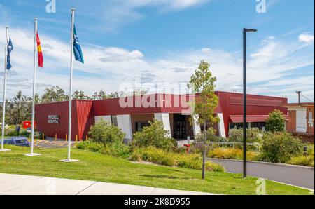 Das Inverell District Hospital ist eine Einrichtung mit 52 Betten, die Dienstleistungen für die nordwestlichen und neuenglischen Gemeinden in NSW anbietet Stockfoto