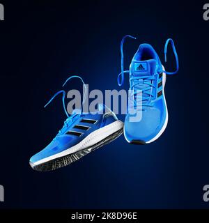 3.10.2022 Estland, Tallinn: Adidas Runfalcon Schuhe. Adidas Laufschuhe, orange-blaue Farbe Stockfoto