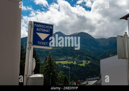 Parkschein Automat (Parkscheinautomat) vor riesigen Bergen in Tirol, Österreich. Parken eines Autos in Europa. Stockfoto