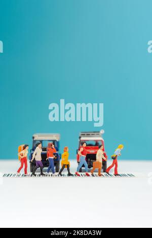 Miniatur-Spielzeug eine Gruppe von Frauen, die ein Straßenverkehrsschutzkonzept überqueren. Stockfoto