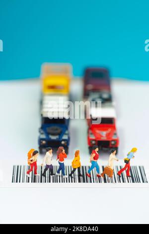 Miniatur-Spielzeug eine Gruppe von Frauen, die ein Straßenverkehrsschutzkonzept überqueren. Stockfoto