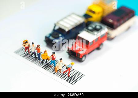 Miniatur-Spielzeug eine Gruppe von Frauen, die ein Straßenverkehrsschutzkonzept überqueren. Stockfoto