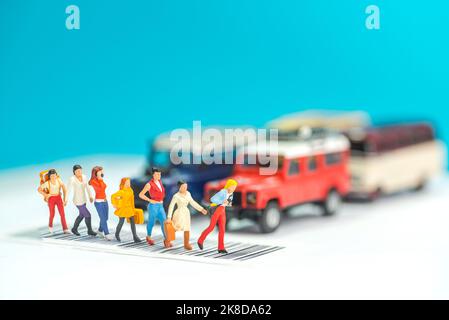 Miniatur-Spielzeug eine Gruppe von Frauen, die ein Straßenverkehrsschutzkonzept überqueren. Stockfoto