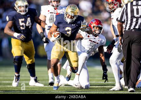 22. Oktober 2022: ]Notre Dame läuft zurück Logan Diggs (3) läuft mit dem Ball während des NCAA-Fußballspiels zwischen den UNLV-Rebellen und den Notre Dame Fighting Irish im Notre Dame Stadium in South Bend, Indiana. Notre Dame besiegte UNLV 44-21. John Mersits/CSM. Stockfoto
