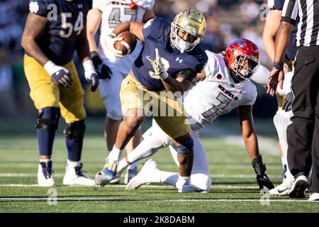 22. Oktober 2022: ]Notre Dame läuft zurück Logan Diggs (3) läuft mit dem Ball während des NCAA-Fußballspiels zwischen den UNLV-Rebellen und den Notre Dame Fighting Irish im Notre Dame Stadium in South Bend, Indiana. Notre Dame besiegte UNLV 44-21. John Mersits/CSM. Stockfoto