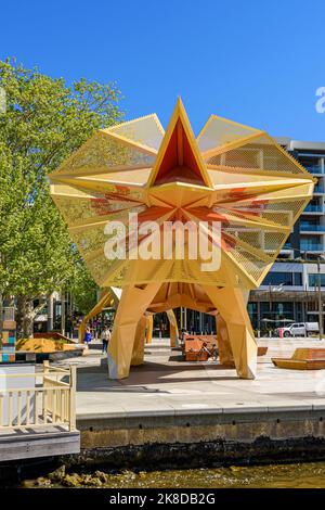 Ein Sonnendach mit einem Hals und einem Eidechsenschirm auf der piazza am Flussende der Mends St, South Perth, Westaustralien Stockfoto