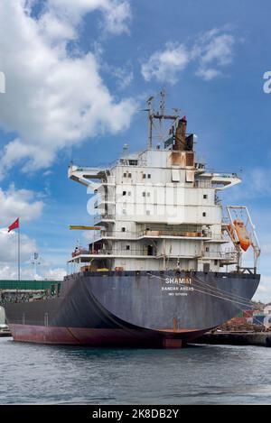 Bandar Abbas, Containerschiff, dockte an der Werft des Hafens von Haydarpasha mit türkischer Flagge im Hintergrund, im Kadikoy Bezirk, Istanbul, Türkei Stockfoto