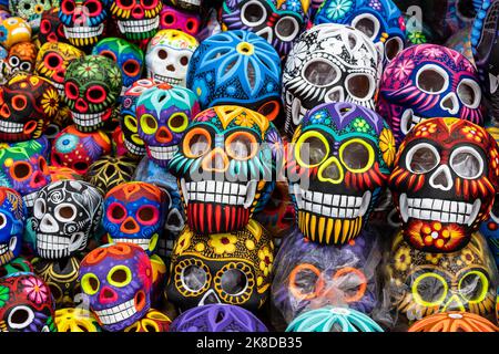 Geschmückte Schädel für die Feierlichkeiten zum Tag der Toten (Dia de Muertos) in Oaxaca, Mexiko Stockfoto