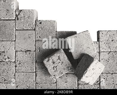 Konzeptuell gebrochene Ziegelwand, isoliert Stockfoto