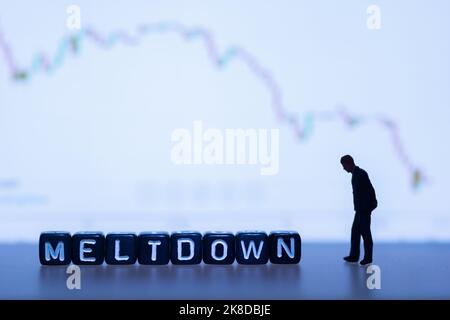 Miniaturfiguren Silhouette - wirtschaftliche Abschwächung oder Rezession Konzept mit Abwärtsdiagramm im Hintergrund. Stockfoto