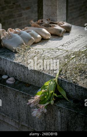 Spitzenballettschuhe auf dem Grab von Sergei Diaghilev, einem russischen Ballettimpressario, auf dem Friedhof von San Michele in der Nähe von Venedig Stockfoto