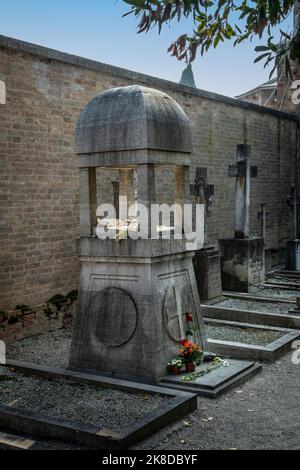 Spitzenballettschuhe auf dem Grab von Sergei Diaghilev, einem russischen Ballettimpressario, auf dem Friedhof von San Michele in der Nähe von Venedig Stockfoto