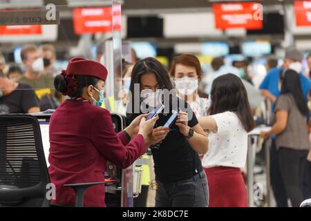 Bangkok, Thailand - 26. Oktober 2022 : Asian Passenger using Smartphone to Check in at Airline counter in suvarnabhumi Airport, Thailand. Stockfoto