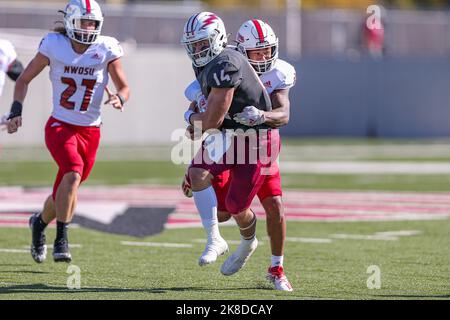 Bethany, Oklahoma, USA. 22. Oktober 2022. Southern Nazarene University Crimson Storm Quarterback Gage Porter (14) versucht, sich während des NCAA-Fußballspiels zwischen den Northwestern Oklahoma State University Rangers und dem Southern Nazarene University Crimson Storm im Crimson Storm Stadium in Bethany von einem Abwehrspieler der Northwestern Oklahoma State University Rangers von einem Angriff zu befreien, Oklahoma. Ron Lane/CSM/Alamy Live News Stockfoto