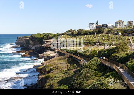 Die Küstenpromenade, die am Waverley Cemetery in Bronte, Sydney, New South Wales, vorbeiführt Stockfoto