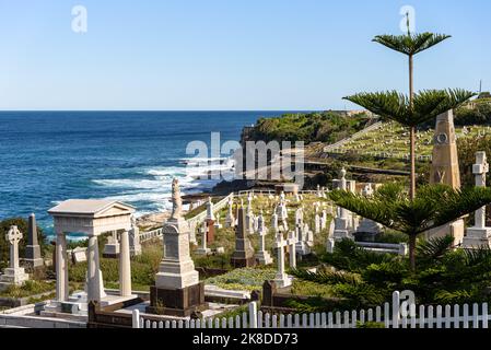 Grabsteine auf dem Waverley Cemetery mit Blick auf den Pazifik in Bronte, Sydney, Australien Stockfoto