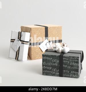 3D Illustration von vielen Geschenkschachteln über den weihnachtstag isoliert auf weißem Hintergrund Stockfoto