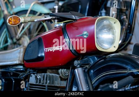 Chemnitz, Deutschland. 04. Oktober 2022. MZ-Motorräder, darunter die legendäre „Trophy“, sind im Museum für Sächsische Fahrzeuge zu sehen. Die Abkürzungen DKW und MZ stehen für große sächsische Motorradtradition. Der Aufstieg Sachsens zum weltweit Nummer 1 Motorradhersteller begann vor deutlich 100 Jahren. Heute sind Maschinen dieser Marken nur noch auf dem Gebrauchtmarkt erhältlich oder in Museen zu sehen. (To dpa 'DKW & MZ: Vor 100 Jahren Aufstieg zur größten Motorradschmiede der Welt') Quelle: Hendrik Schmidt/dpa/Alamy Live News Stockfoto