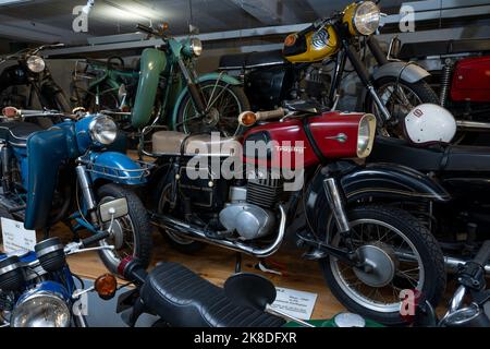 Chemnitz, Deutschland. 04. Oktober 2022. MZ-Motorräder, darunter die legendäre „Trophy“, sind im Museum für Sächsische Fahrzeuge zu sehen. Die Abkürzungen DKW und MZ stehen für große sächsische Motorradtradition. Der Aufstieg Sachsens zum weltweit Nummer 1 Motorradhersteller begann vor deutlich 100 Jahren. Heute sind Maschinen dieser Marken nur noch auf dem Gebrauchtmarkt erhältlich oder in Museen zu sehen. (To dpa 'DKW & MZ: Vor 100 Jahren Aufstieg zur größten Motorradschmiede der Welt') Quelle: Hendrik Schmidt/dpa/Alamy Live News Stockfoto