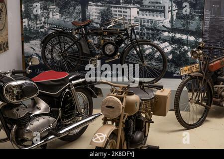 Chemnitz, Deutschland. 04. Oktober 2022. DKW-Motorräder, darunter das Modell 1922 Reichsfahrt (hinten links), sind im Museum der sächsischen Fahrzeuge zu sehen. Das Reichsfahrt-Modell war das erste in Serie gefertigte Motorrad der Maschinenfabrik des DKW-Gründers J. S. Rasmussen. Die Abkürzungen DKW und MZ stehen für große sächsische Motorradtradition. Vor 100 Jahren begann der Aufstieg Sachsens zum weltweit ersten Motorradhersteller. (To dpa 'DKW & MZ: Vor 100 Jahren Aufstieg zum größten Motorradhersteller der Welt') Quelle: Hendrik Schmidt/dpa/Alamy Live News Stockfoto