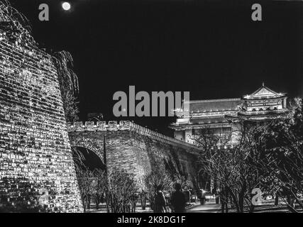 Schwarz-weiße Touristen zu Fuß Ming City Wall Ruinen Park Südosten Ecke Turm Dongbianmen Beijing China Wall ist 550 Jahre alt US-Marineinfanteristen ging über towe Stockfoto