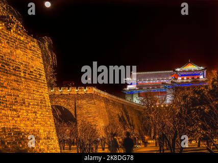 Touristen zu Fuß Ming City Wall Ruins Park Southeast Corner Tower Dongbianmen Beijing China Wall ist 550 Jahre alt US-Marineinfanteristen ging über Turm in Boxer R Stockfoto