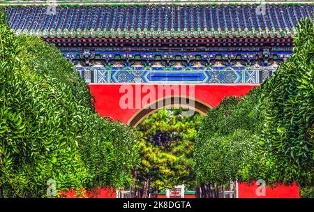 Rot verzierten Tor Tempel des Sun City Park Peking China Grüne Bäume gebaut 1530 in der Ming-Dynastie Stockfoto